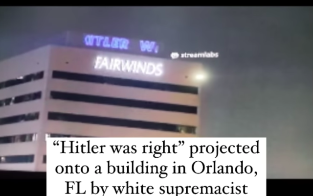 Le message « HITLER WAS RIGHT!!! » (« Hitler avait raison ») projeté sur un bâtiment d’Orlando, en Floride. (Crédit : capture d’écran Instagram / Stop Antisemitism)