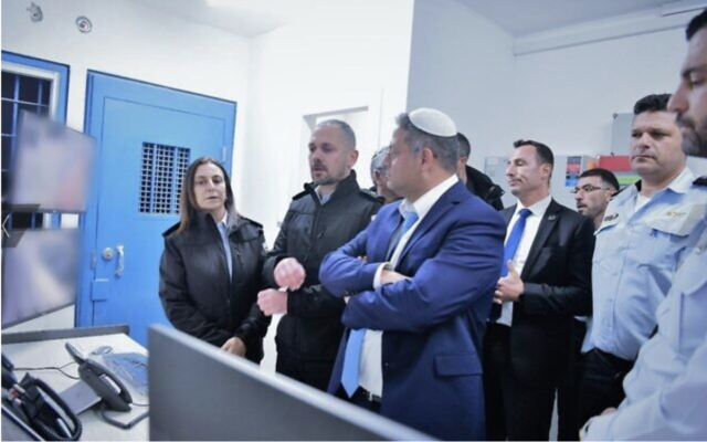 Le ministre de la Sécurité nationale, Itamar Ben Gvir, au centre, écoutant la cheffe du Service pénitentiaire israélien, Katy Perry, à gauche, lors d'une visite à la prison de Nafha, le 6 janvier 2023. (Crédit : Service pénitentiaire israélien)