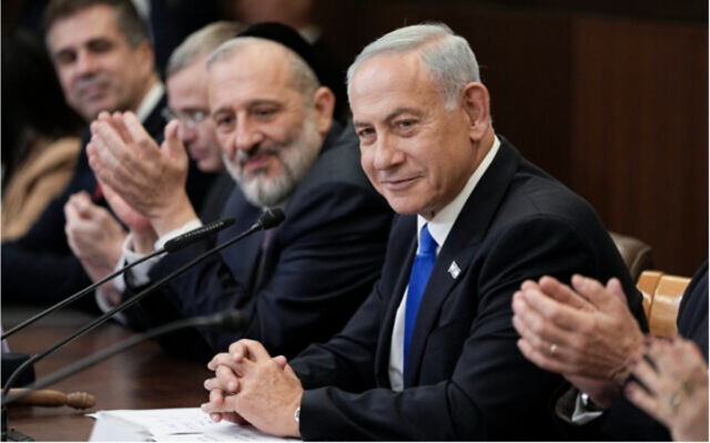 Le Premier ministre Benjamin Netanyahu, nouvellement assermenté, assistant à une réunion du cabinet, à Jérusalem, le 29 décembre 2022. (Crédit : AP Photo/Ariel Schalit/Pool)
