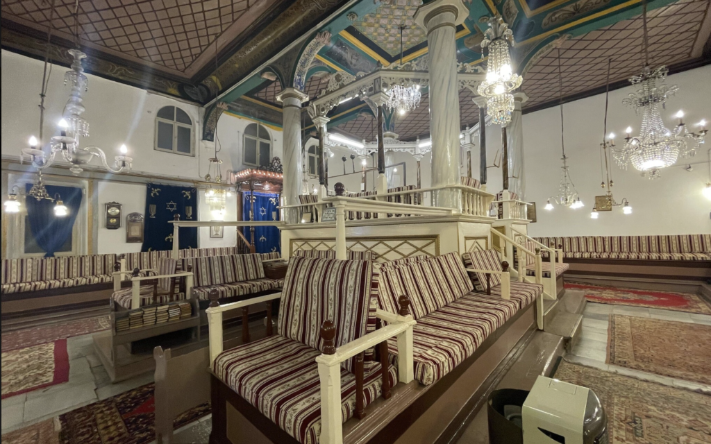  La synagogue Bikur Holim, l'une des rares synagogues encore en activité, à Izmir, en Turquie. (Crédit : David I. Klein/JTA)
