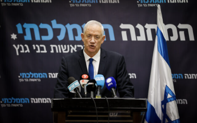 Le chef du parti HaMahane HaMamlahti, Benny Gantz, s'exprimant lors d'une réunion de faction à la Knesset, à Jérusalem, le 9 janvier 2023. (Crédit : Olivier Fitoussi/Flash90)