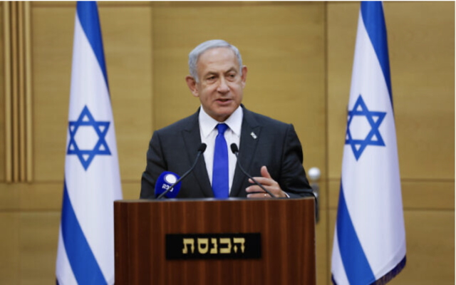 Le Premier ministre Benjamin Netanyahu dirigeant une réunion de faction de son parti, le Likud à la Knesset, à Jérusalem, le 9 janvier 2023. (Crédit : Olivier Fitoussi/Flash90)