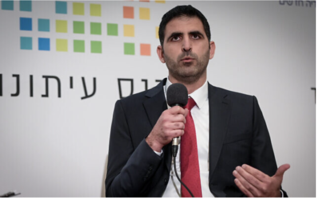 Le ministre des Communications, Shlomo Karhi, assistant à une conférence sur le journalisme numérique, à l’université Reichman, à Herzliya, le 9 janvier 2023. (Crédit : Avshalom Sassoni/Flash90)