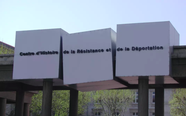L'entrée du Centre d'Histoire de la Résistance et de la Déportation, à Lyon. (Crédit : Chrdlyon / CC BY-SA 4.0)