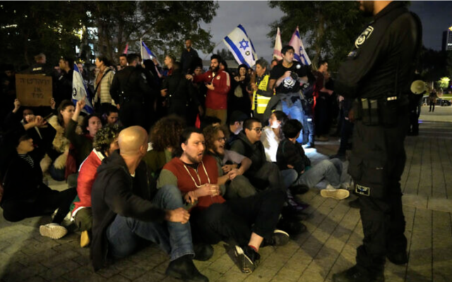 Des militants protestant contre le gouvernement d'extrême-droite du Premier ministre Benjamin Netanyahu, à Tel Aviv, en Israël, le 7 janvier 2023. (Crédit : AP/Tsafrir Abayov)
