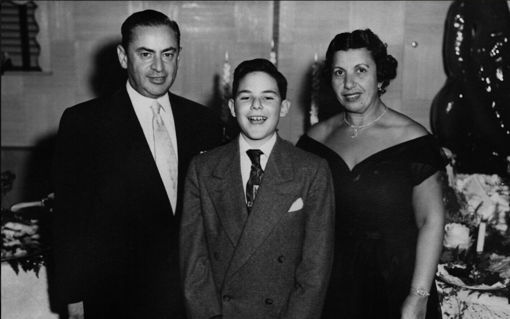  Myron Sugerman, au centre, avec ses parents lors de la célébration de sa bar mitzvah. (Autorisation)