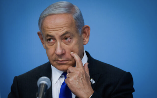 Le Premier ministre Benjamin Netanyahu annonçant son projet de lutte contre le coût de la vie, au bureau du Premier ministre, à Jérusalem, le 11 janvier 2023. (Crédit : Olivier Fitoussi/Flash90)