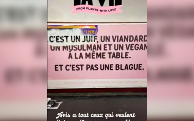 Les pubs d’une marque de lardons végétaux cibles de vandalisme antisémite dans le métro parisien. (Crédit : La Vie / Buzzman)