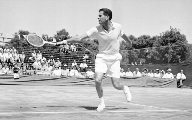 Dick Savitt lors d'un match de tennis de la Coupe Davis contre Fumiteru Nakano du Japon, à Louisville, dans le Kentucky, le 20 juillet 1951. (Crédit : AP Photo/H.B. Littell/Archives)