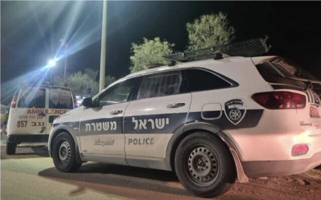 Un voiture de police et d'autres véhicules d'urgence après qu'un Bédouin a été abattu dans le sud d'Israël, le 13 janvier 2022. (Crédit : Police israélienne)