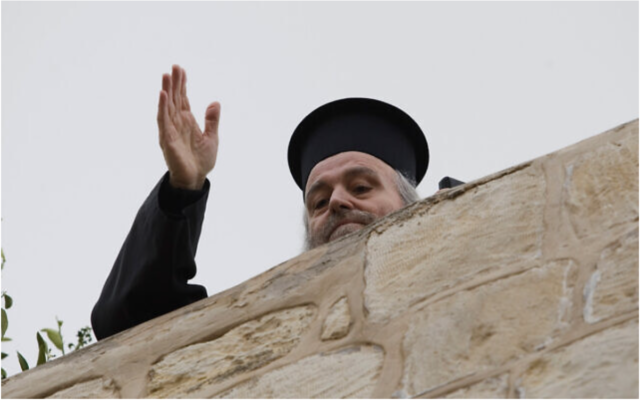 L'ancien patriarche grec-orthodoxe, Irineos Ier, depuis le toit de son appartement dans la Vieille Ville de Jérusalem, le 6 janvier 2011. (Crédit : AP/Dan Balilty)