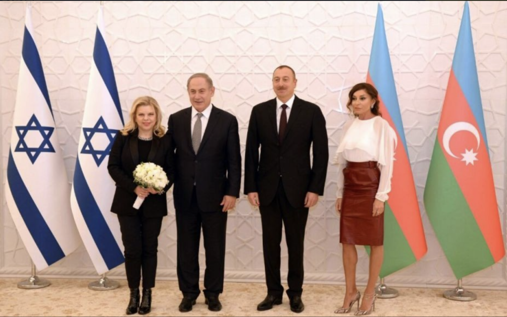  Le Premier ministre Benjamin Netanyahu et son épouse Sara, à gauche, avec le président azerbaïdjanais Ilham Aliyev et son épouse Mehriban Aliyeva, à droite, au palais Zagulba de Bakou, le 13 décembre 2016. (Crédit : Haim Zach/Bureau du Premier ministre)