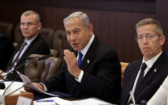 Le Premier ministre Benjamin Netanyahu présidant une réunion hebdomadaire du cabinet au bureau du Premier ministre, à Jérusalem, le 15 janvier 2023. (Crédit : Menahem Kahana/AFP)