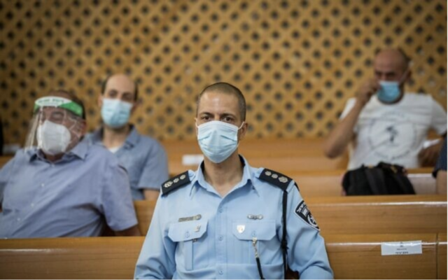 Le chef adjoint de la police, Kobi Yaakobi, portant un masque dû à la pandémie de COVID-19, lors d'une audience au tribunal pour une requête déposée par des résidents locaux pour annuler les manifestations devant la résidence officielle du Premier ministre Benjamin Netanyahu, à la Cour suprême à Jérusalem, le 16 août 2020. (Crédit : Yonatan Sindel/Flash90