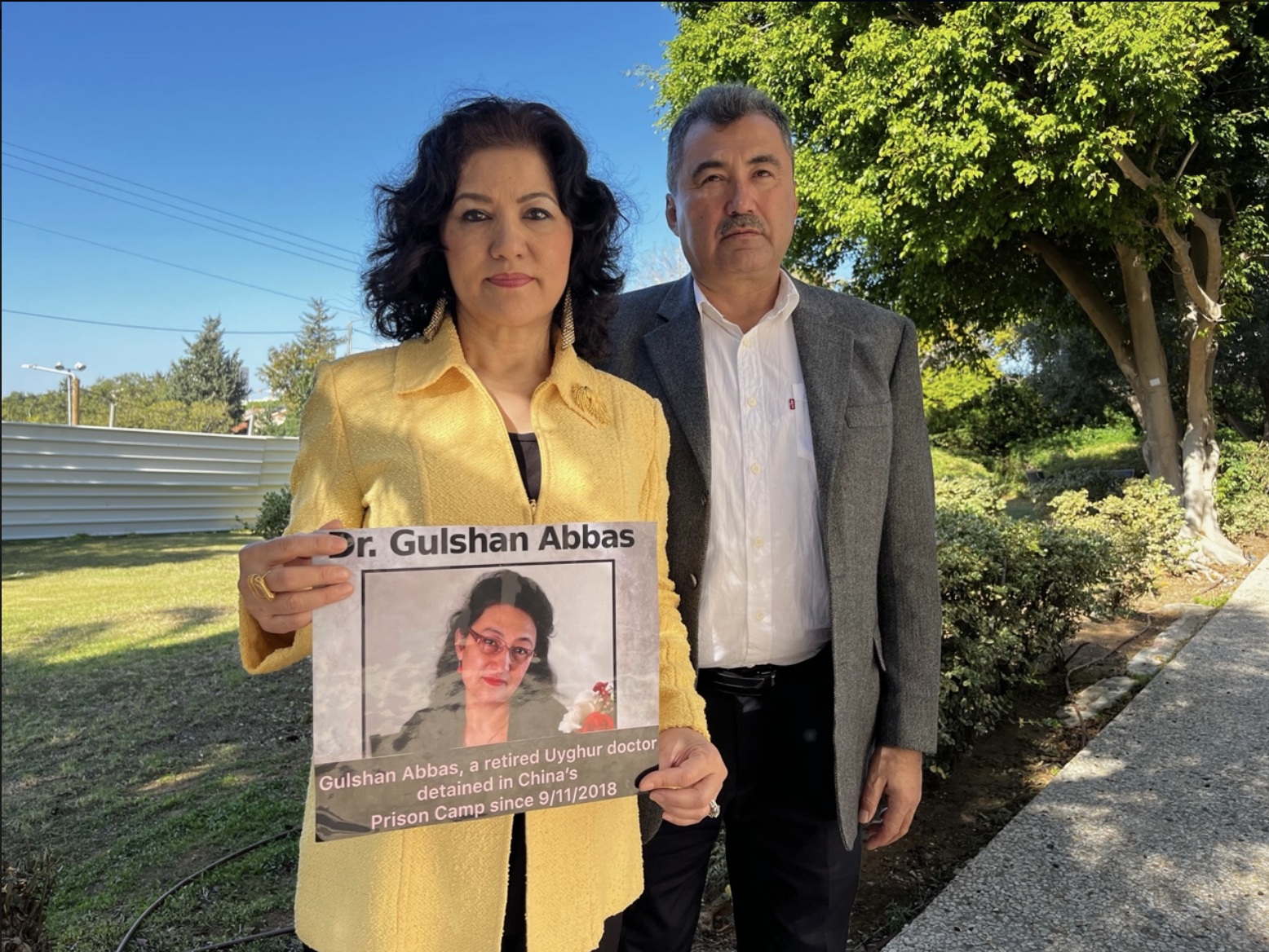 Rushan Abbas, à gauche, tenant une photo de sa sœur Gulshan Abbas, aux côtés de son mari, Abdulhakim Idris, à Tel Aviv, le 19 décembre 2022. (Crédit : Tal Schneider/Times of Israel)