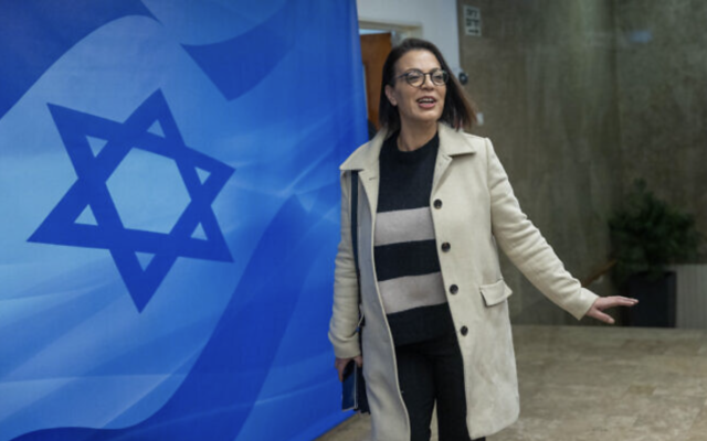 La ministre de la Diplomatie publique, Galit Distel Atbaryan, arrivant à une réunion du cabinet au bureau du Premier ministre, à Jérusalem, le 15 janvier 2023. (Crédit : Yonatan Sindel/Flash90)