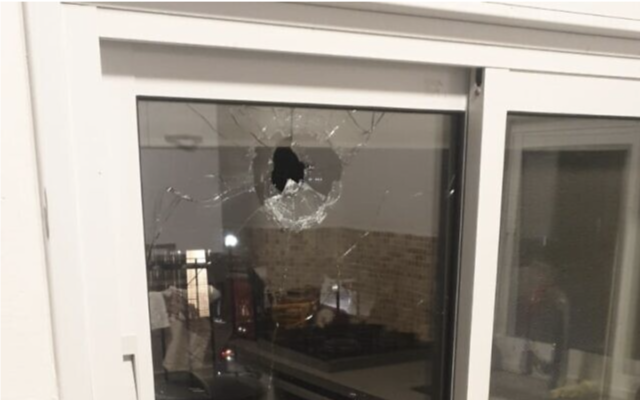 La fenêtre d'une maison endommagée à la suite d'une attaque par balle dans l'implantation de Shaked, en Cisjordanie,  le 16 janvier 2023. (Crédit : Conseil régional de Samarie)