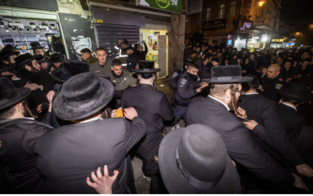 La police se heurtant à des Juifs ultra-orthodoxes protestant contre un magasin de téléphones portables dans le quartier de Geula à Jérusalem, le 16 janvier 2023. (Crédit : Yonatan Sindel/Flash90)