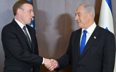 Le Premier ministre Benjamin Netanyahu, à droite, rencontrant le conseiller à la sécurité nationale des États-Unis, Jake Sullivan, à Jérusalem, le 19 janvier 2023. (Crédit : Kobi Gideon/Bureau du Premier ministre)