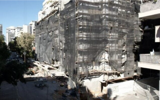 Un chantier de construction où une doline s'est ouverte, forçant l'évacuation de trois bâtiments, dans la ville centrale de Hod HaSharon, le 19 janvier 2023. (Crédit : Municipalité de Hod HaSharon)