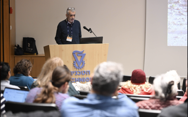 Le professeur Israël Finkelstein s'exprimant lors d'un séminaire de lancement de la collaboration entre l'école d'archéologie et de cultures maritimes de l'université de Haïfa et du Technion, au Technion de Haïfa, le 18 janvier 2023. (Crédit : Rami Slush/Technion).
