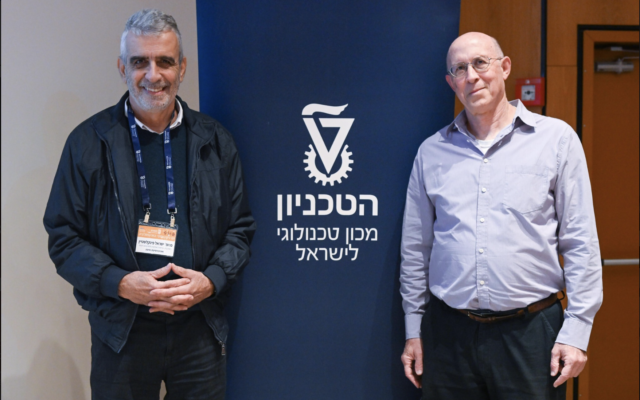  Le professeur Israël Finkelstein de l'université de Haïfa, à gauche, et le professeur Jacob (Koby) Rubinstein, vice-président exécutif pour la recherche au Technion, lors du séminaire de lancement de la collaboration entre les deux institutions, au Technion, à Haïfa, le 18 janvier. (Crédit : Rami Shulsh/Technion)