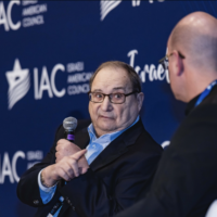 Abraham Foxman, directeur national émérite de l'Anti-Defamation League, prenant la parole lors d'un débat sur l'antisémitisme aux États-Unis, au 8e sommet annuel de l'Israeli American Council, à Austin, au Texas, le 20 janvier 2023. (Crédit : Linda Kasian)
