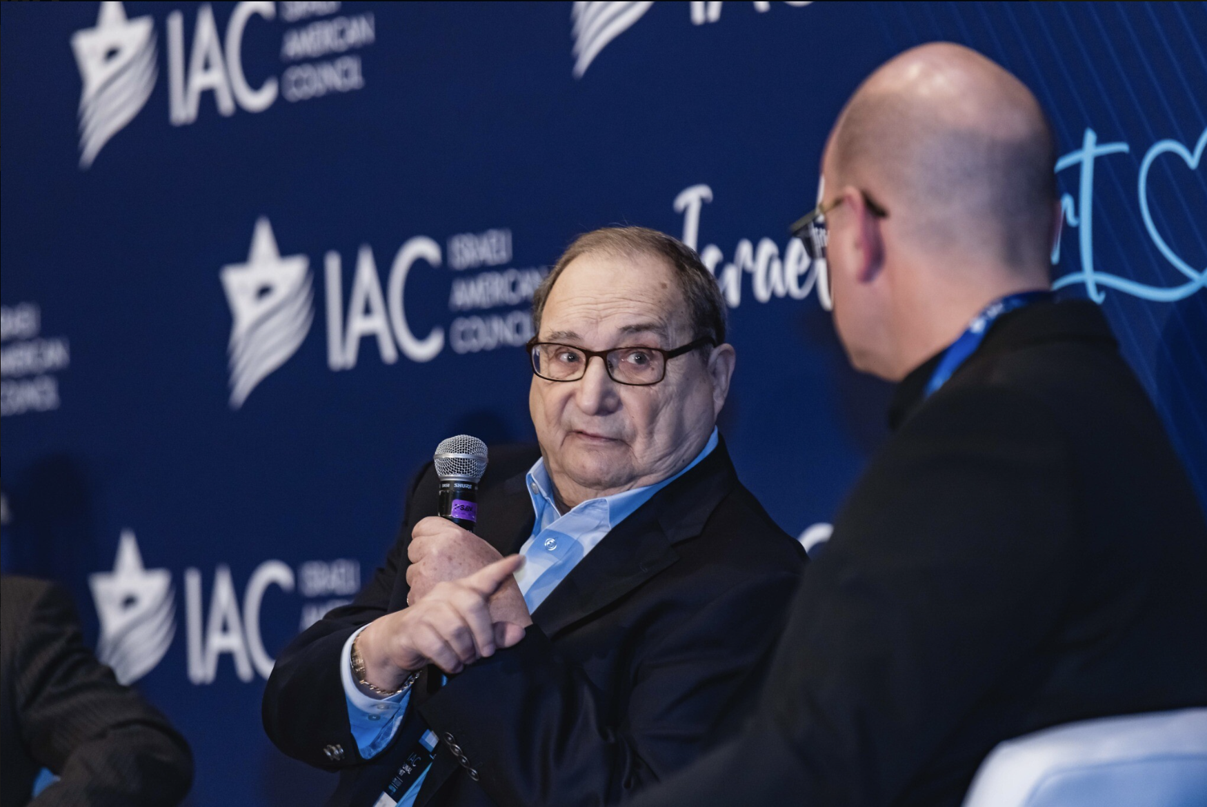 Abraham Foxman, directeur national émérite de l'Anti-Defamation League, prenant la parole lors d'un débat sur l'antisémitisme aux États-Unis, au 8e sommet annuel de l'Israeli American Council, à Austin, au Texas, le 20 janvier 2023. (Crédit : Linda Kasian)
