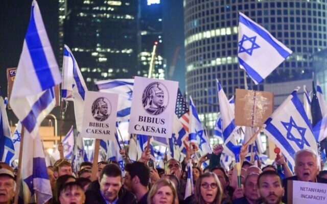 Des dizaines de milliers d'Israéliens protestant contre la réforme judiciaire prévue par le gouvernement, à Tel Aviv, le 21 janvier 2023. (Crédit : Avshalom Sassoni/Flash90)