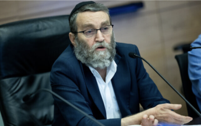Moshe Gafni, député du parti Yahadout HaTorah, à la Knesset, à Jérusalem, le 18 janvier 2023. (Crédit : Yonatan Sindel/ Flash90)