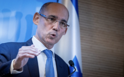Le gouverneur de la Banque d'Israël, Amir Yaron, s'exprimant lors d'une conférence de presse à la Banque centrale, à Jérusalem, le 2 janvier 2023. (Crédit : Yonatan Sindel/Flash90)