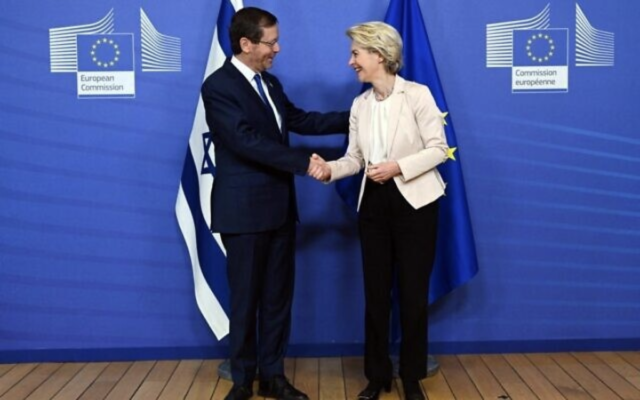 Le président Isaac Herzog s'entretenant avec la présidente de la Commission européenne, Ursula von der Leyen, à Bruxelles, le 25 janvier 2023. (Crédit : Haim Zach/Bureau du Premier ministre)