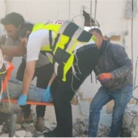 Des secouristes s'occupant d'un ouvrier du bâtiment qui a été mortellement blessé sur un chantier à Bnei Brak, le 26 janvier 2022. (Crédit : Hatzolah)