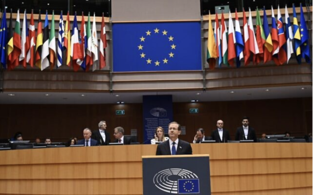 Le président Isaac Herzog s'adressant au Parlement européen lors d'une session marquant la Journée internationale de commémoration de la Shoah, le 26 janvier 2023. (Crédit : Haïm Zach/Bureau du Premier ministre)
