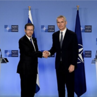 Le président Isaac Herzog, à gauche, et le secrétaire général de l'OTAN, Jens Stoltenberg, lors de la conférence de presse qui a suivi leur rencontre au siège de l'OTAN, à Bruxelles, le 26 janvier 2023. (Crédit : John Thys/AFP)