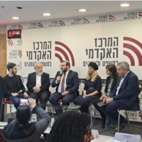 De droite à gauche, le député Zeev Elkin, le PDG de One Million Lobby, Alex Rif, la directrice du programme de conversions orthodoxes non-gouvernemental Giyur Kahalacha, Yaël Belenky, le ministre du Patrimoine, Amichaï Eliyahu, le grand rabbin d'Afula, Shmuel David, et le journaliste Yair Sherki discutant de la Loi du retour lors d'une conférence, à Ramat Gan, le 25 janvier 2023. (Crédit : Judah Ari Gross/Times of Israel)