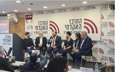De droite à gauche, le député Zeev Elkin, le PDG de One Million Lobby, Alex Rif, la directrice du programme de conversions orthodoxes non-gouvernemental Giyur Kahalacha, Yaël Belenky, le ministre du Patrimoine, Amichaï Eliyahu, le grand rabbin d'Afula, Shmuel David, et le journaliste Yair Sherki discutant de la Loi du retour lors d'une conférence, à Ramat Gan, le 25 janvier 2023. (Crédit : Judah Ari Gross/Times of Israel)