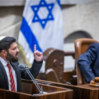 Le député Almog Cohen, à gauche, à la Knesset, à Jérusalem, le 22 novembre 2022. (Crédit : Olivier Fitoussi/Flash90)