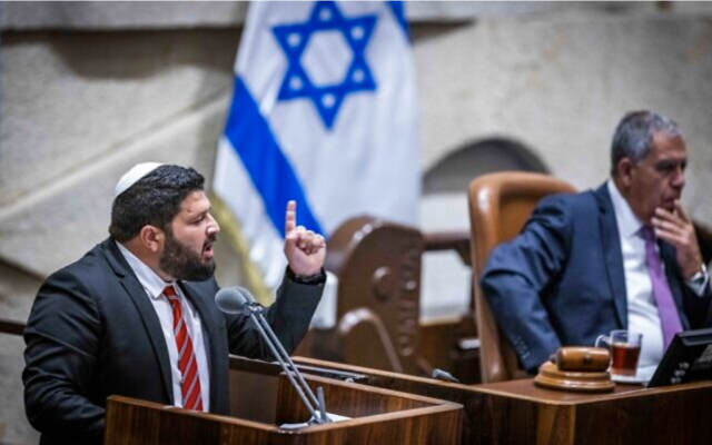 Le député Almog Cohen, à gauche, à la Knesset, à Jérusalem, le 22 novembre 2022. (Crédit : Olivier Fitoussi/Flash90)