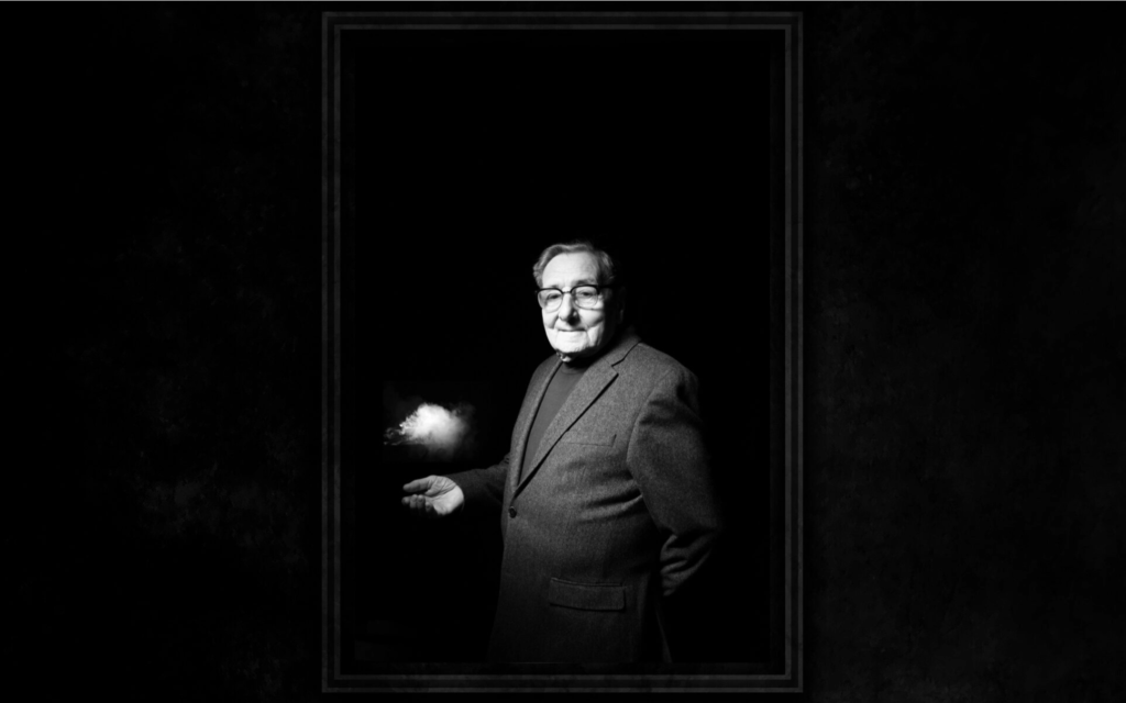Werner Reich, survivant de la Shoah et magicien, posant pour "Invited to Life". (Crédit : B.A. Van Sise/Design par Grace Yagel)