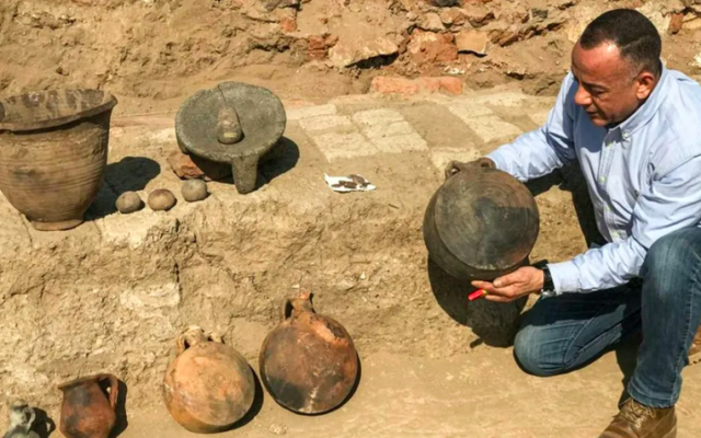 Des artéfacts retrouvés dans "une ville romaine entière" datant des premiers siècles de notre ère découverte à Louxor, en Égypte. (Crédit : Ministère égyptien des Antiquités)