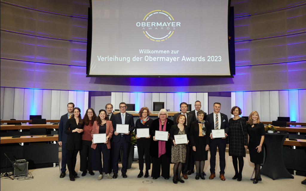 Photo de groupe des lauréats du prix Obermayer 2023 à l'Abgeordnetenhaus de Berlin, siège du parlement de l'État, le 25 janvier 2023. (Crédit : René Arnold)