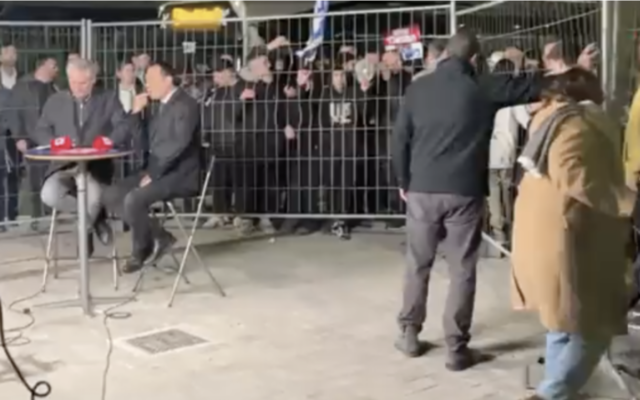 Du personnel de la Treizième chaîne attaqué par des manifestants à Neve Yaakov, au lendemain d'un attentat terroriste, le 28 janvier 2023. (Crédit : Twitter)