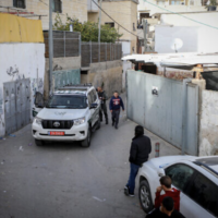 La police devant la maison du terroriste palestinien qui a tué sept personnes dans une attaque terroriste, dans le quartier A-Tur de Jérusalem, le 28 janvier 2023. (Crédit : Jamal Awad/Flash90)