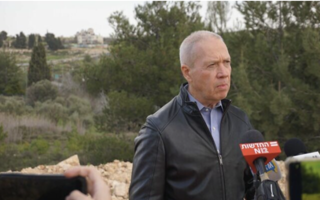 Le ministre de la Défense, Yoav Gallant, s'adressant aux journalistes après une évaluation au quartier général de Tsahal, en Cisjordanie, le 29 janvier 2023. (Crédit : Emanuel Fabian/Times of Israel)