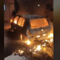 Une voiture incendiée possiblement par des résidents d’implantations dans le village palestinien de Jaloud en Cisjordanie, le 29 janvier 2023. (Crédit : Twitter)