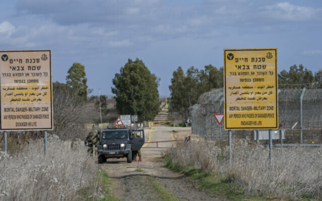 Des soldats israéliens patrouillant la barrière frontalière avec la Syrie, dans le sud du plateau du Golan, le 29 janvier 2023. (Crédit : Michael Giladi/Flash90)