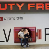 Un couple de musulmans posant pour une photo au Duty Free de l'aéroport international Ben Gurion, à Tel Aviv, en Israël, le 30 avril 2016. (Crédit : Nati Shohat/Flash90)