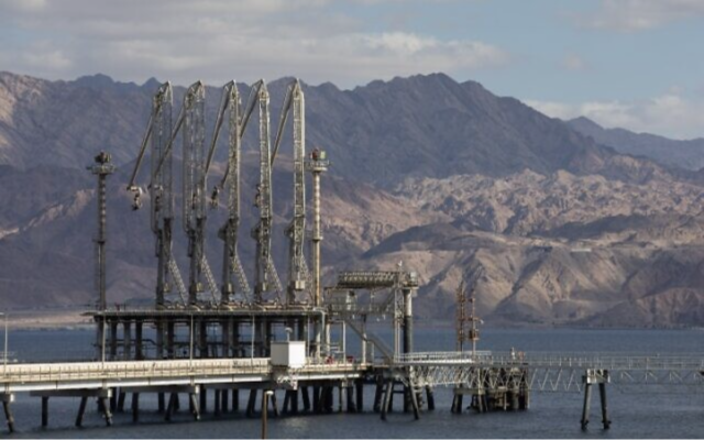 Le terminal pétrolier de la société Europe Asia Pipeline Company dans la ville d'Eilat, au sud d’Israël, le 14 janvier 2022. (Crédit : Noam Revkin Fenton/Flash90)