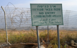 La clôture frontalière entre le Liban et Israël vue du village arabe de Ghajar, dans le nord d'Israël, le 7 septembre 2022. (Crédit : Michael Giladi/Flash90)